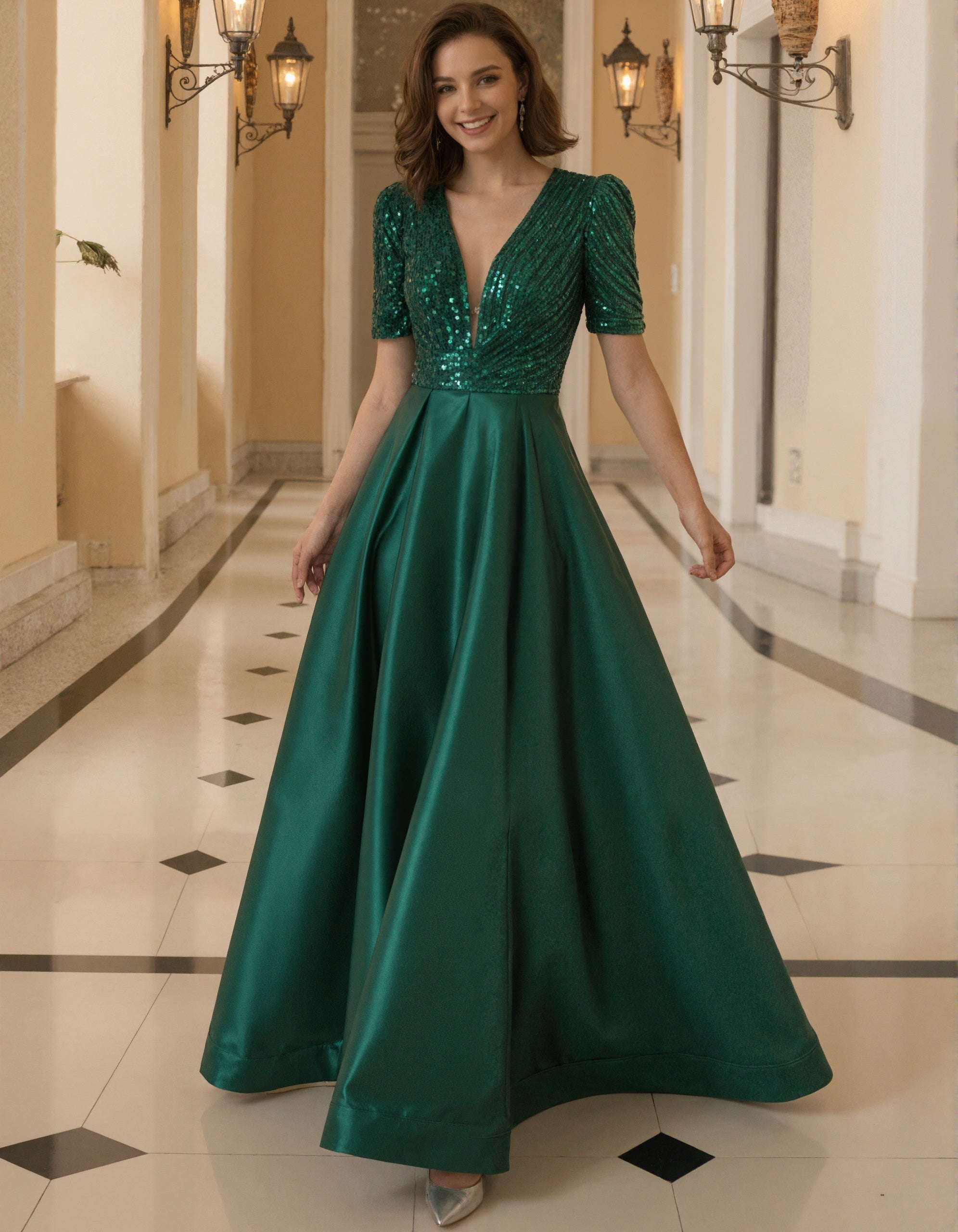 Abito lungo in raso verde con paillettes, maniche corte e scollo a V profondo