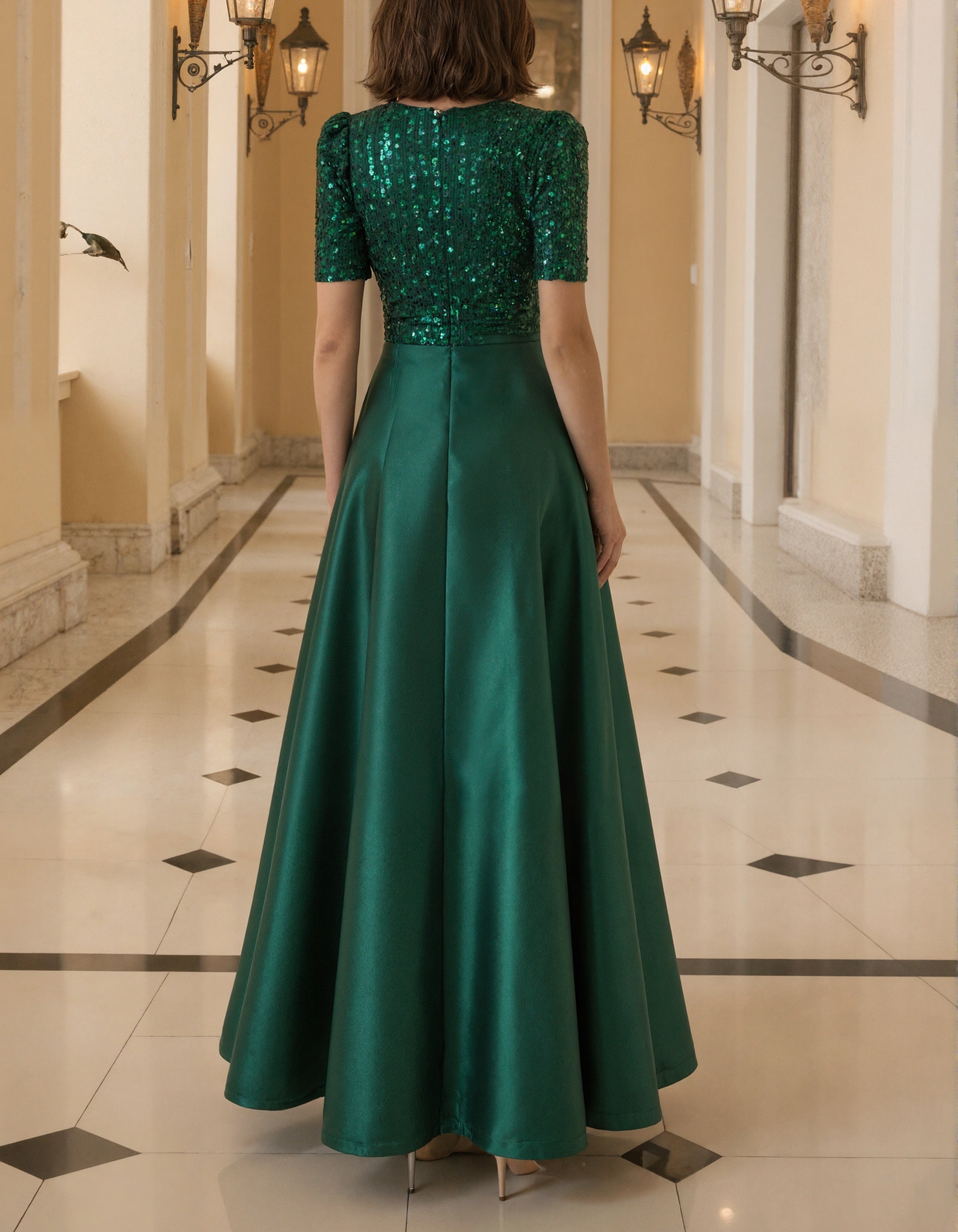 Abito lungo in raso verde con paillettes, maniche corte e scollo a V profondo