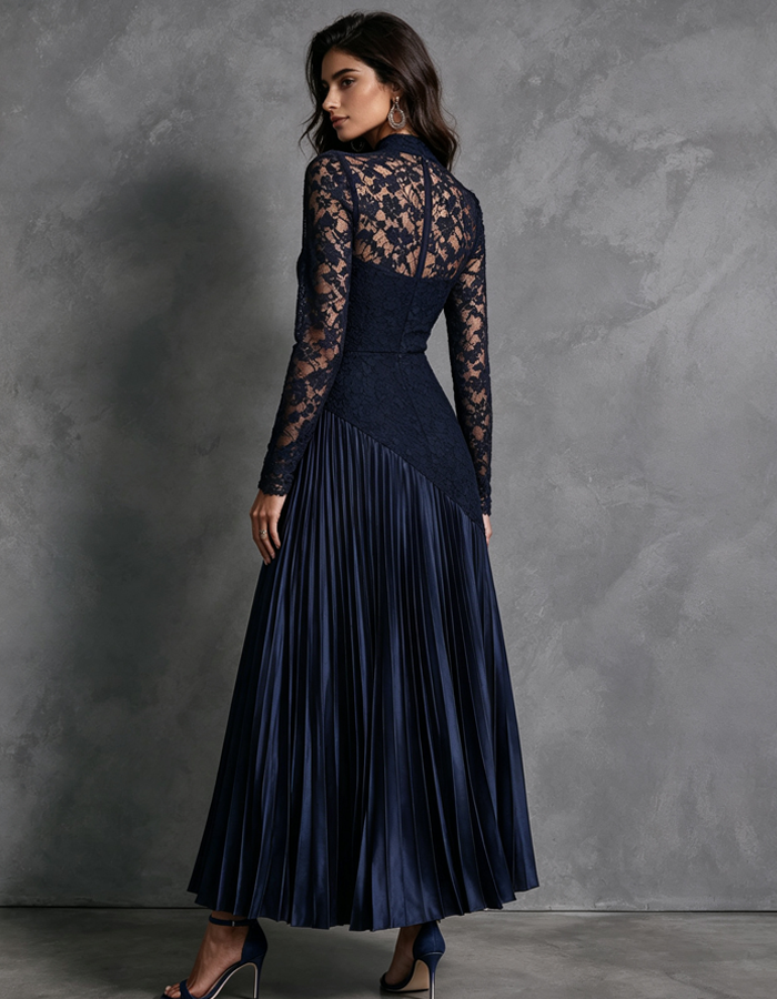 Abito maxi blu navy scuro in raso con pizzo, pieghe e maniche lunghe