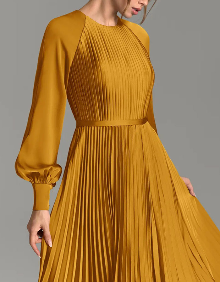 Mehrfarbiges Maxikleid aus Plissee-Satin mit Rundhalsausschnitt und langen Ärmeln