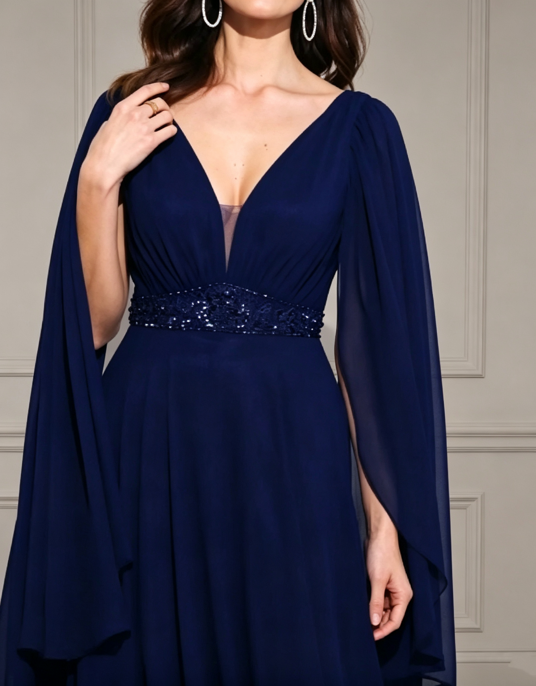 Formelles Maxi-Kleid mit V-Ausschnitt, Chiffon-Capeärmeln, Pailletten und Perlenverzierung am Taillenbund