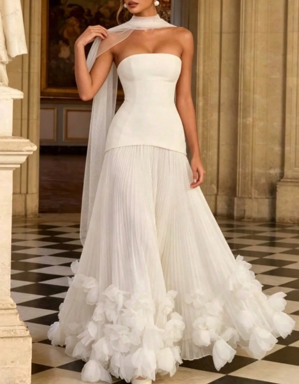 Trägerloses A-Linien-Maxikleid aus Crêpe und Chiffon mit Schnürung am Rücken, Falten und dreidimensionalen Blumenapplikationen