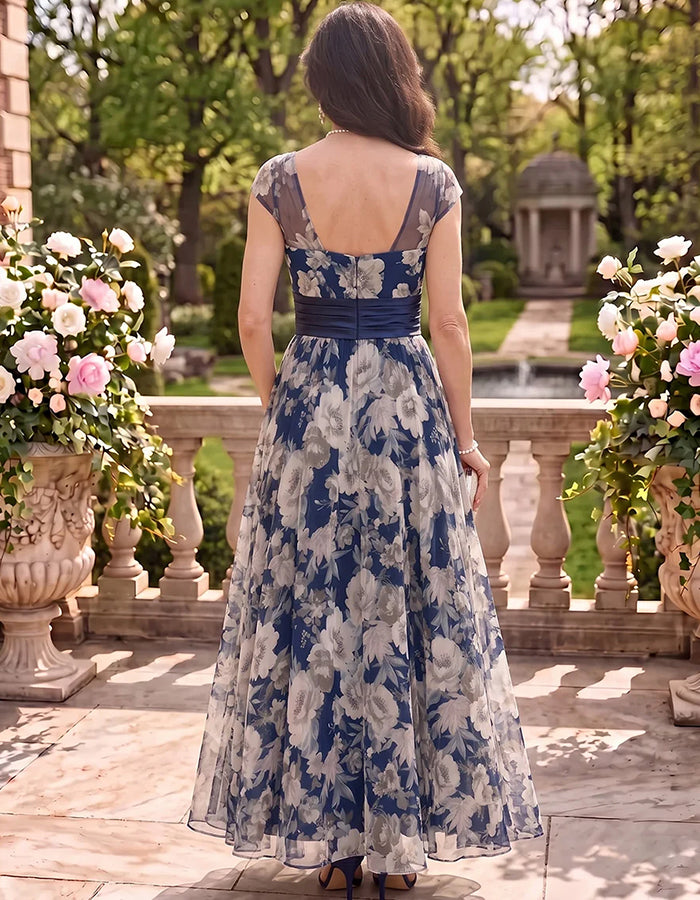 Maxikleid aus marineblauem floralem Chiffon mit V-Ausschnitt, kurzen Flügelärmeln und Satin-Taillenband