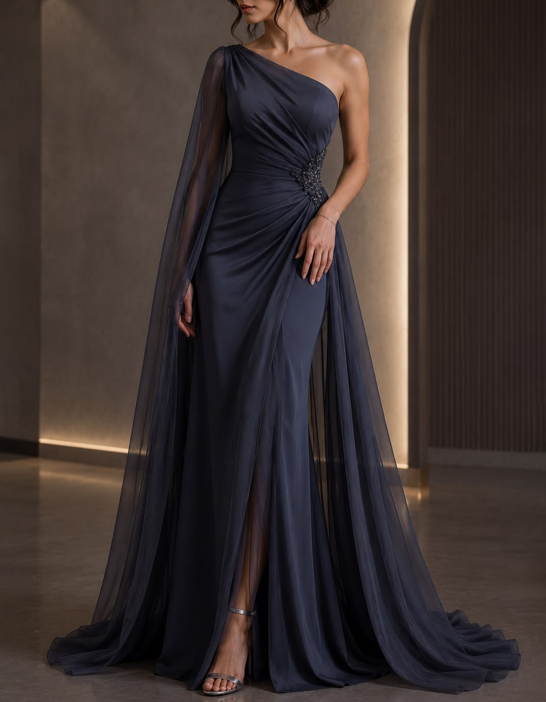 Abito da sera lungo con mantella monospalla in chiffon, manica a cappa, applicazioni con perline e spacco alto