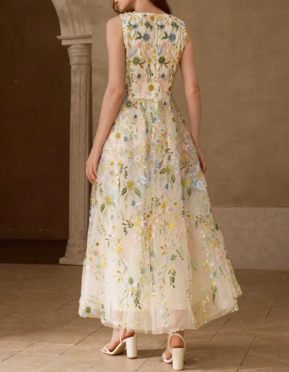 Vestido de noche largo de gasa con escote redondo, ribete de perlas, encaje bordado con flores y corte evasé