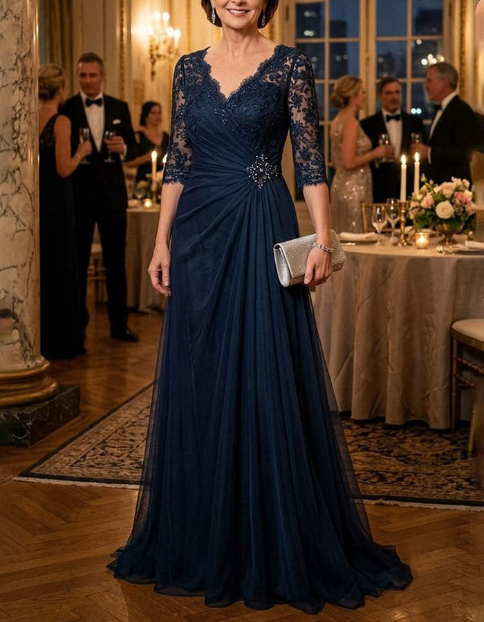 Marineblaues A-Linien-Maxikleid mit V-Ausschnitt, Dreiviertelärmeln aus Spitze, Perlenapplikation und drapiertem Tüll