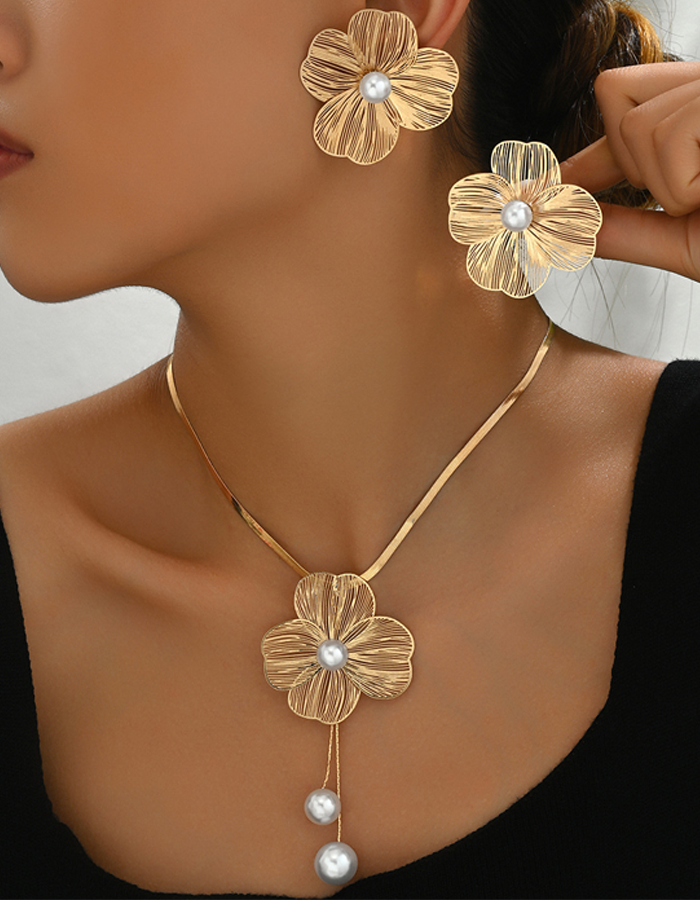 Zweiteiliges Schmuckset mit durchbrochenen Blumen und Perlen