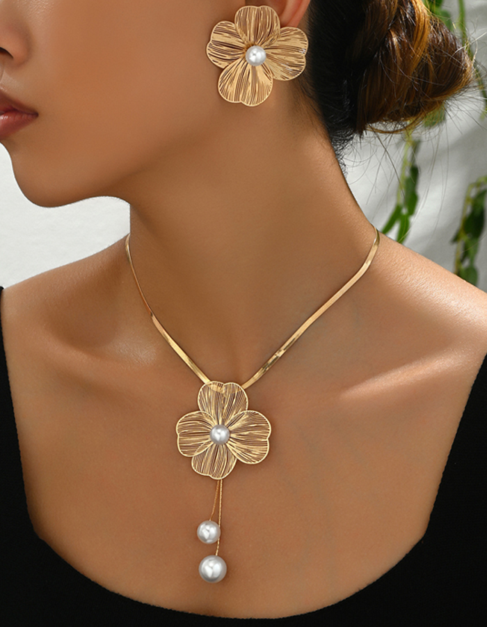 Zweiteiliges Schmuckset mit durchbrochenen Blumen und Perlen