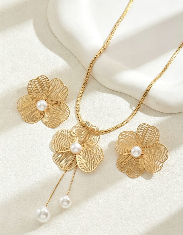 Zweiteiliges Schmuckset mit durchbrochenen Blumen und Perlen