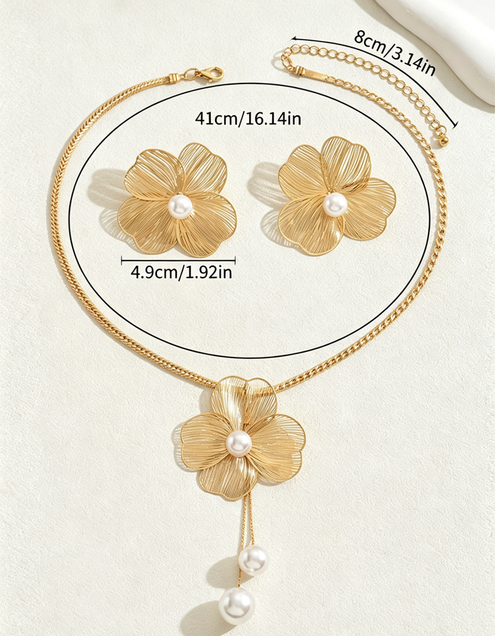Zweiteiliges Schmuckset mit durchbrochenen Blumen und Perlen