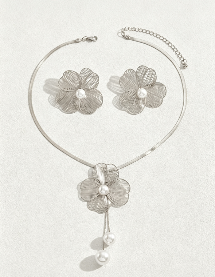 Zweiteiliges Schmuckset mit durchbrochenen Blumen und Perlen