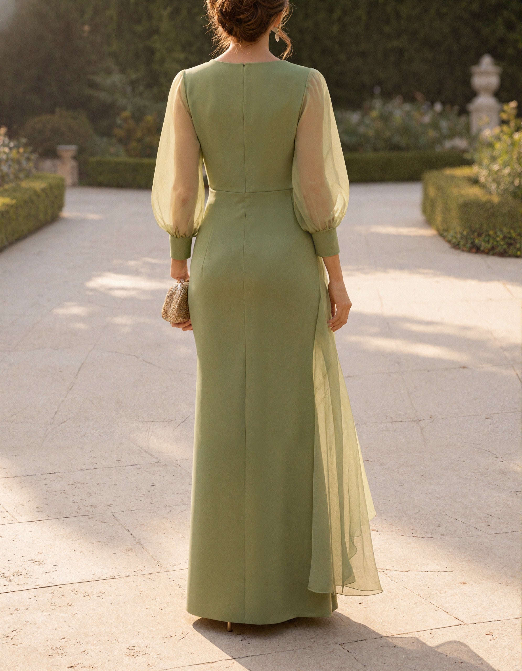 Salbeigrünes Maxikleid aus Tüll mit tiefem V-Ausschnitt, langen Ärmeln und 3D-Blumen