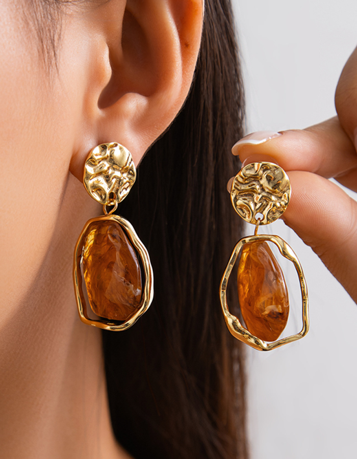Boucles d’oreilles pendantes en résine avec disques martelés