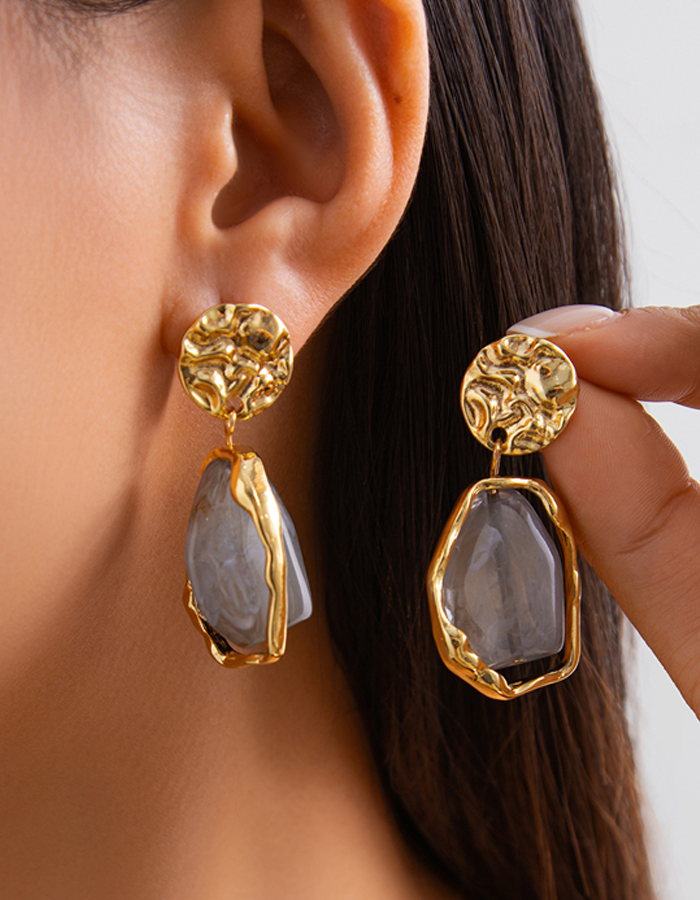 Boucles d’oreilles pendantes en résine avec disques martelés