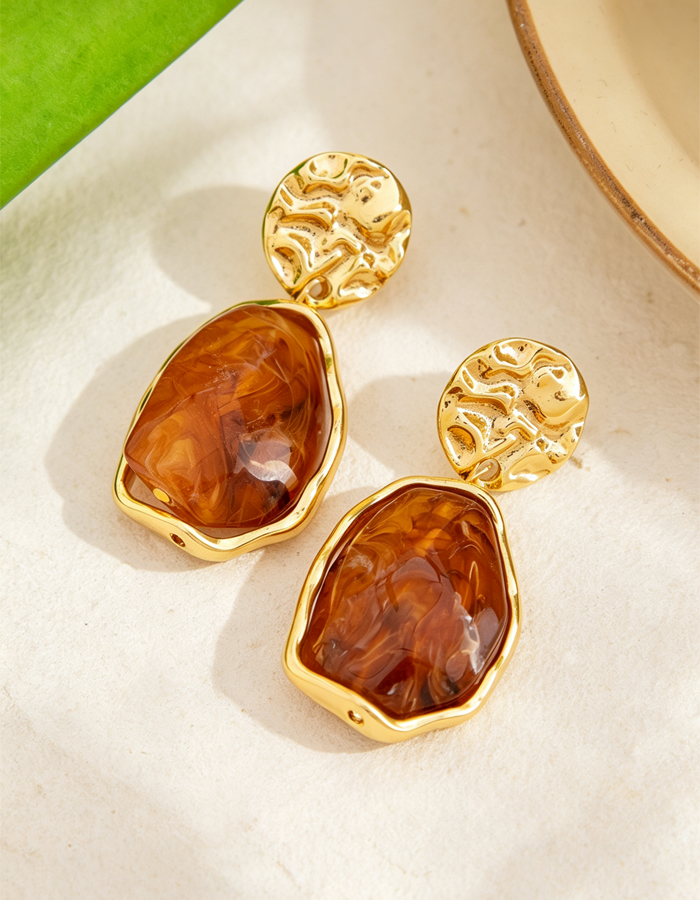 Boucles d’oreilles pendantes en résine avec disques martelés