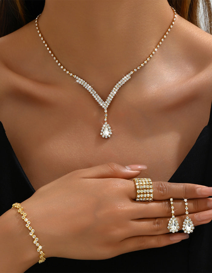 Set da 4 pezzi con collana, orecchini, bracciale e anello a forma di goccia d’acqua
