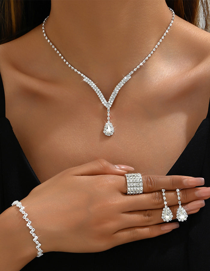 Set da 4 pezzi con collana, orecchini, bracciale e anello a forma di goccia d’acqua