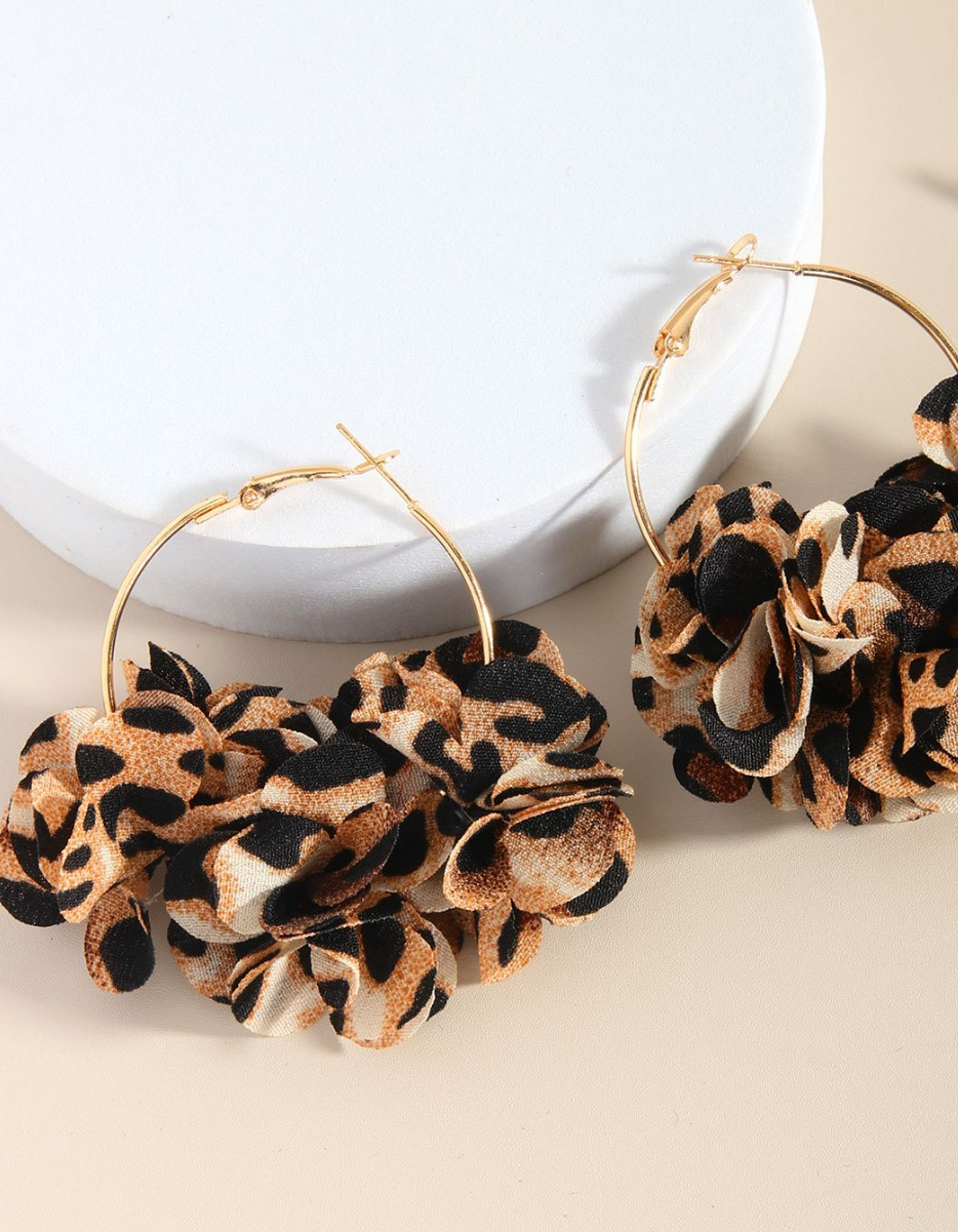 Orecchini a cerchio floreali in chiffon con stampa leopardata Meira De per feste serali