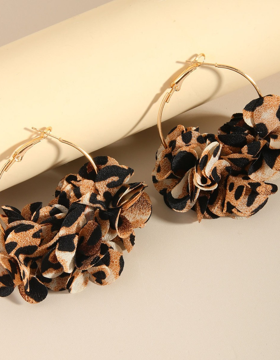 Orecchini a cerchio floreali in chiffon con stampa leopardata Meira De per feste serali