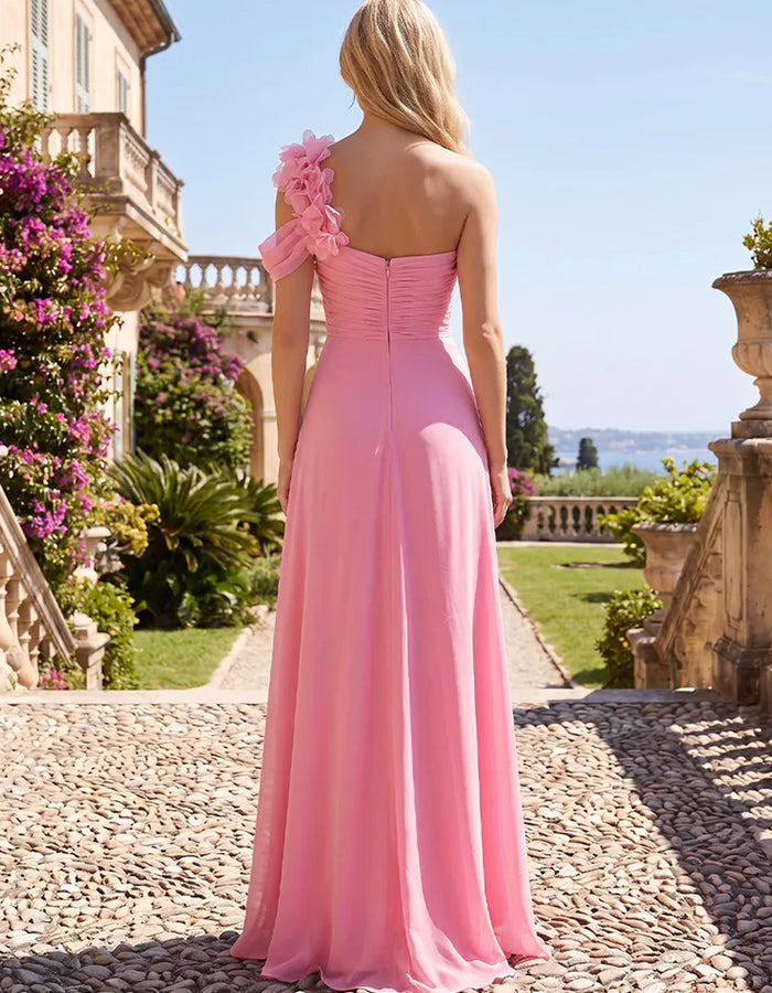 Abito maxi in chiffon con scollo monospalla, applicazione floreale 3D, arricciature e spacco alto