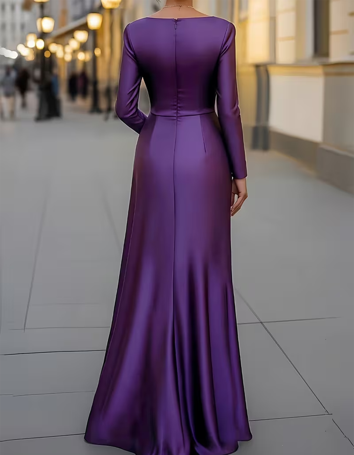 Langärmliges Maxikleid aus Satin mit plissierter Taille