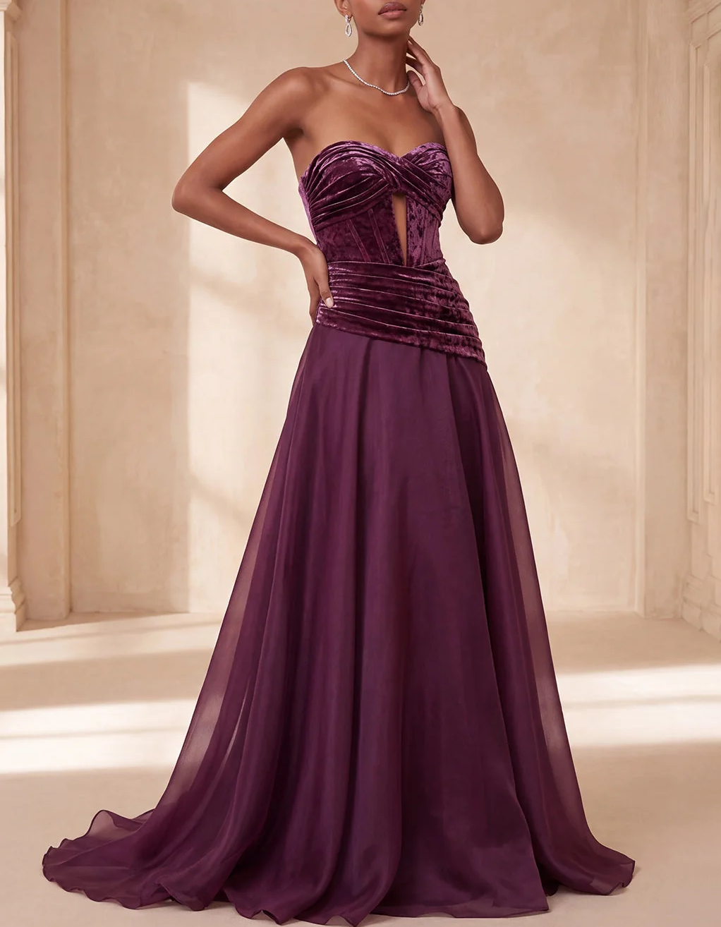 Vestido maxi de chiffon com recorte torcido, corte em linha A e veludo