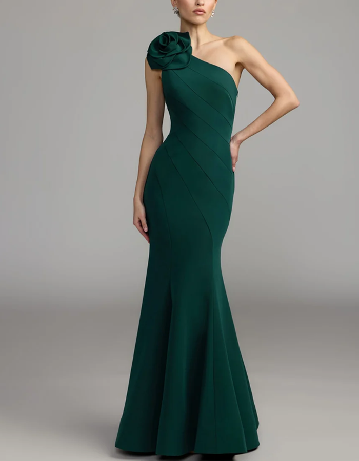Vestido maxi sereia de um ombro com detalhe de rosa 3D