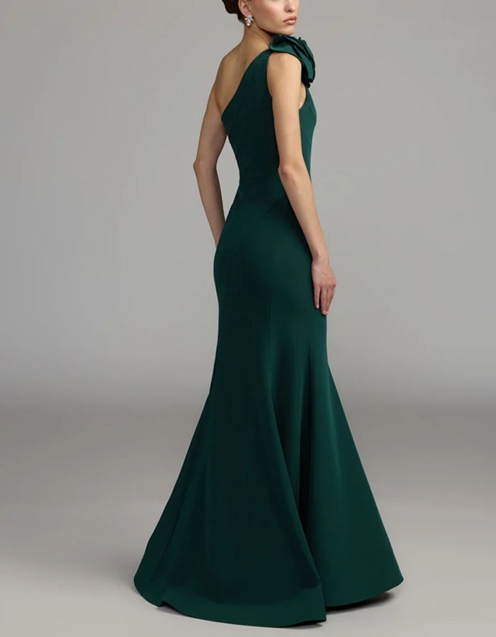Vestido maxi sereia de um ombro com detalhe de rosa 3D