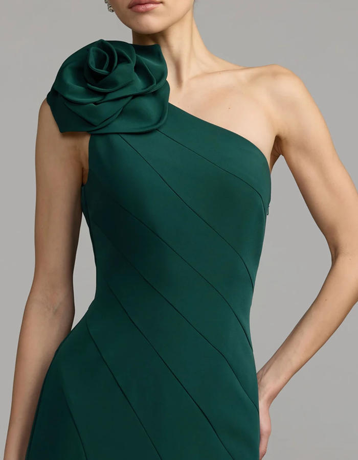 Vestido maxi sereia de um ombro com detalhe de rosa 3D