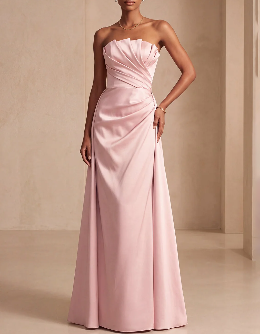 Robe longue trapèze en satin drapé et sans bretelles