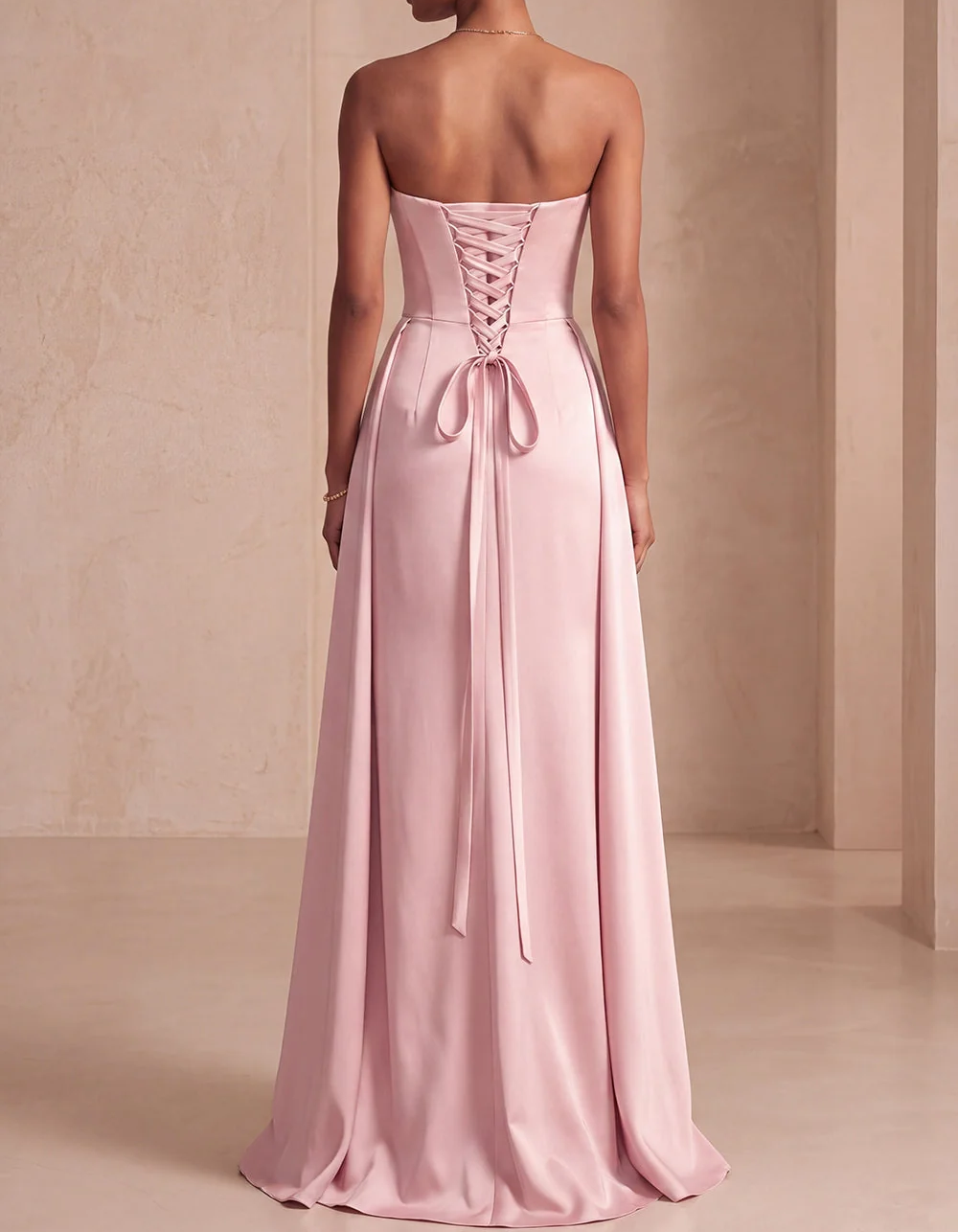 Robe longue trapèze en satin drapé et sans bretelles