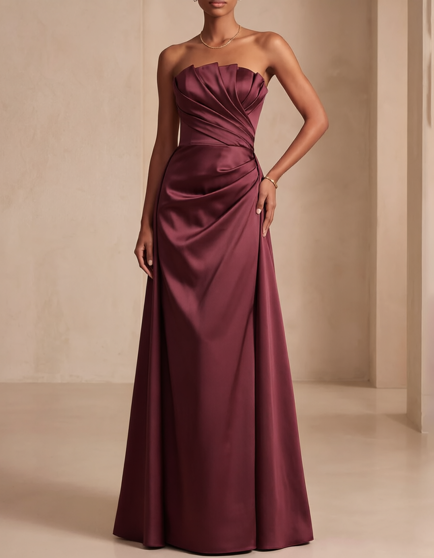 Robe longue trapèze en satin drapé et sans bretelles