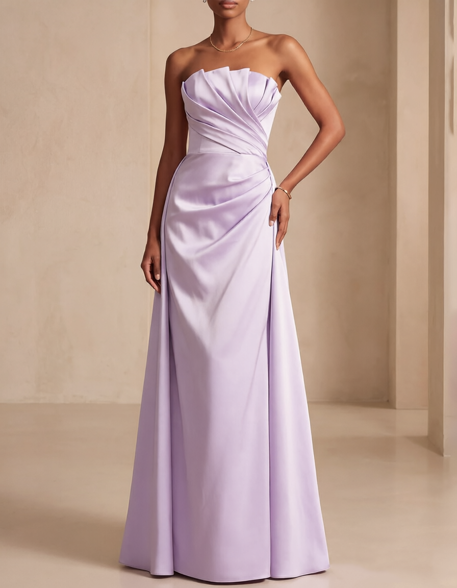 Robe longue trapèze en satin drapé et sans bretelles