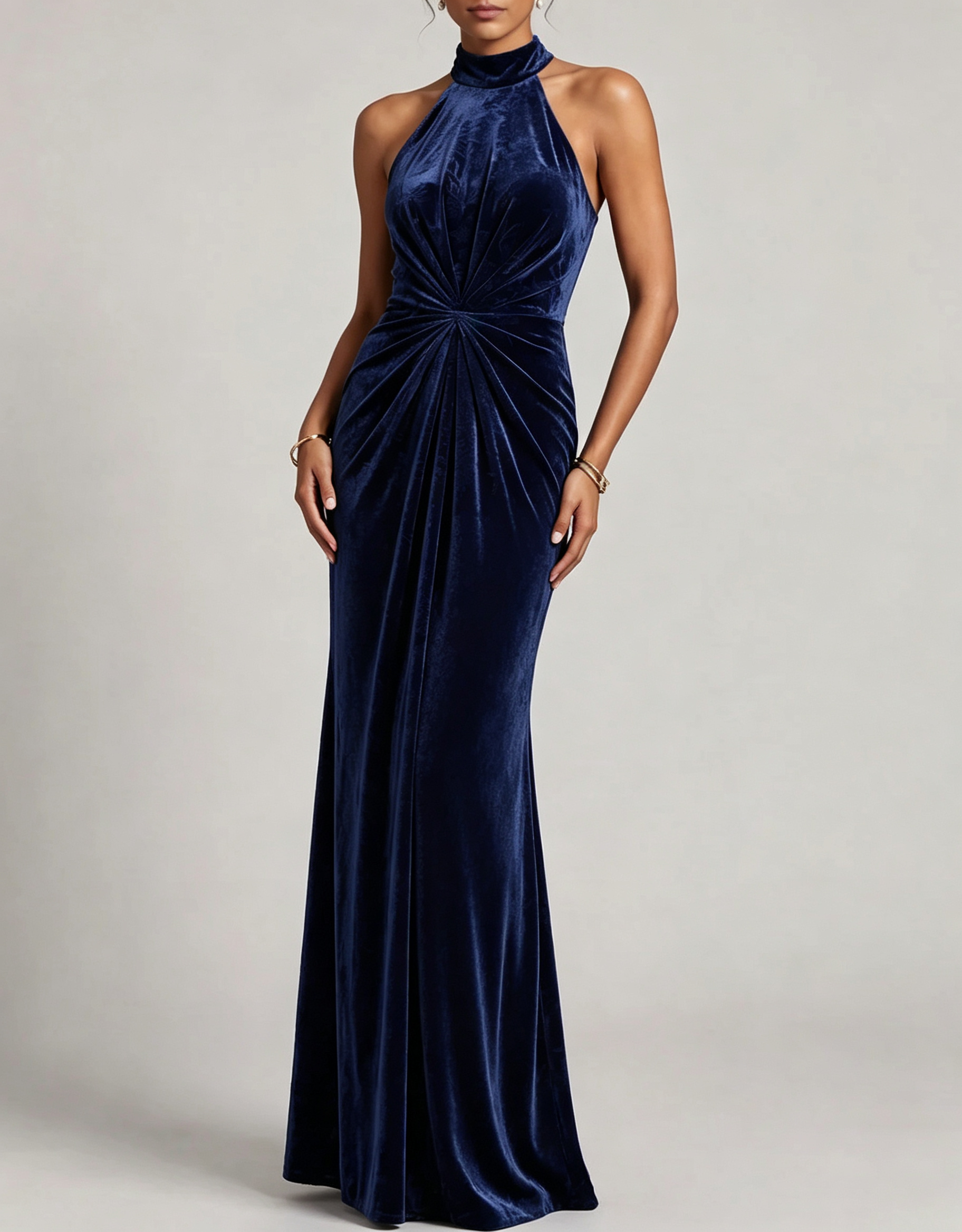 Vestido maxi de veludo com decote halter, cintura franzida e corte sereia