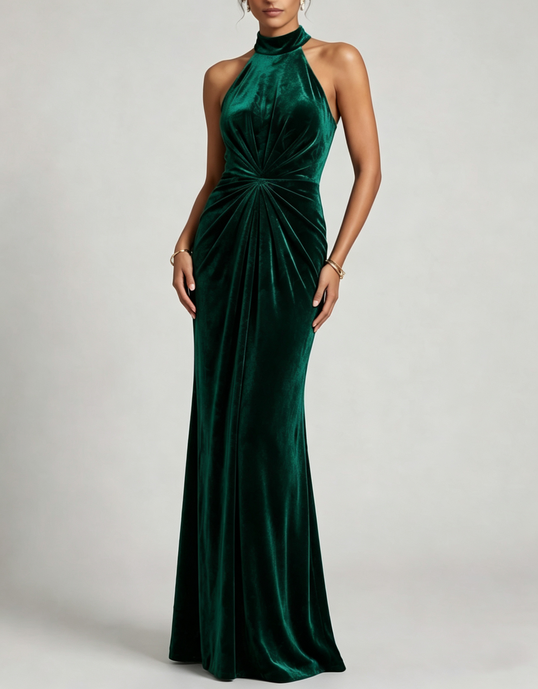 Vestido maxi de veludo com decote halter, cintura franzida e corte sereia
