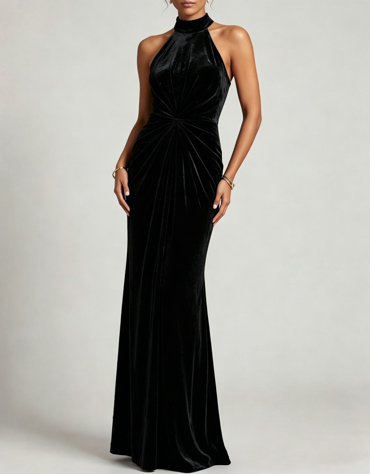 Vestido maxi de veludo com decote halter, cintura franzida e corte sereia
