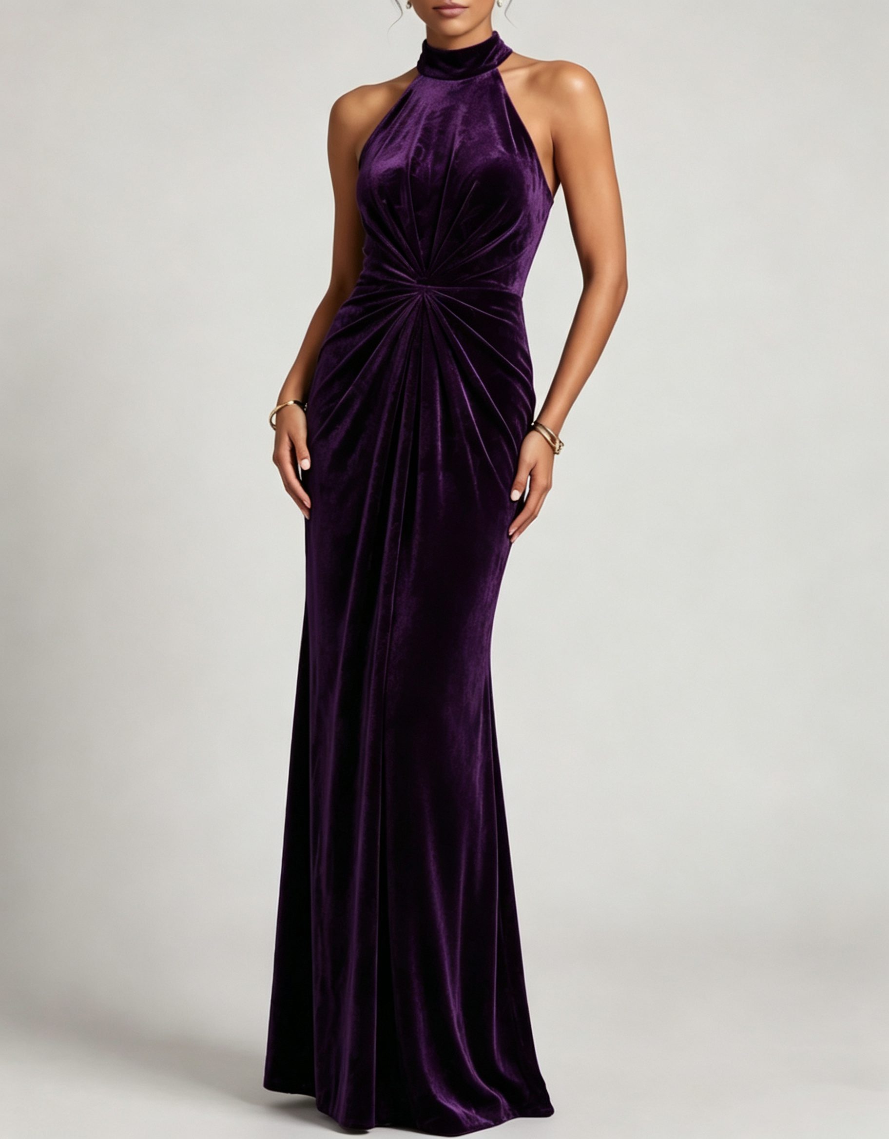 Vestido maxi de veludo com decote halter, cintura franzida e corte sereia