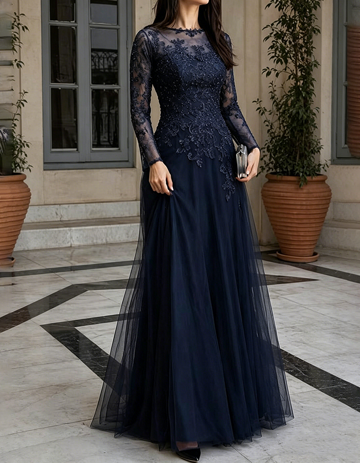Vestido comprido de corte evasé em tule azul-marinho, com gola redonda ilusionista, mangas compridas e aplicações de renda