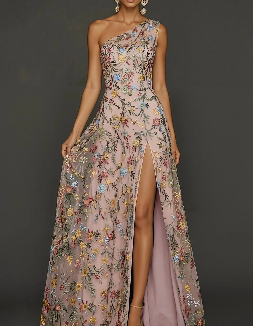 Vestido maxi de chiffon com renda bordada, um ombro só e cintura ajustada