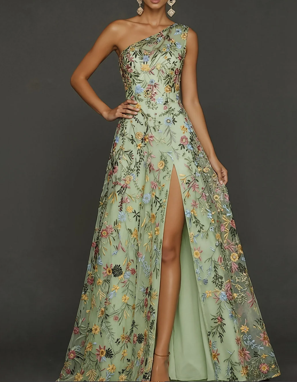 Vestido maxi de chiffon com renda bordada, um ombro só e cintura ajustada