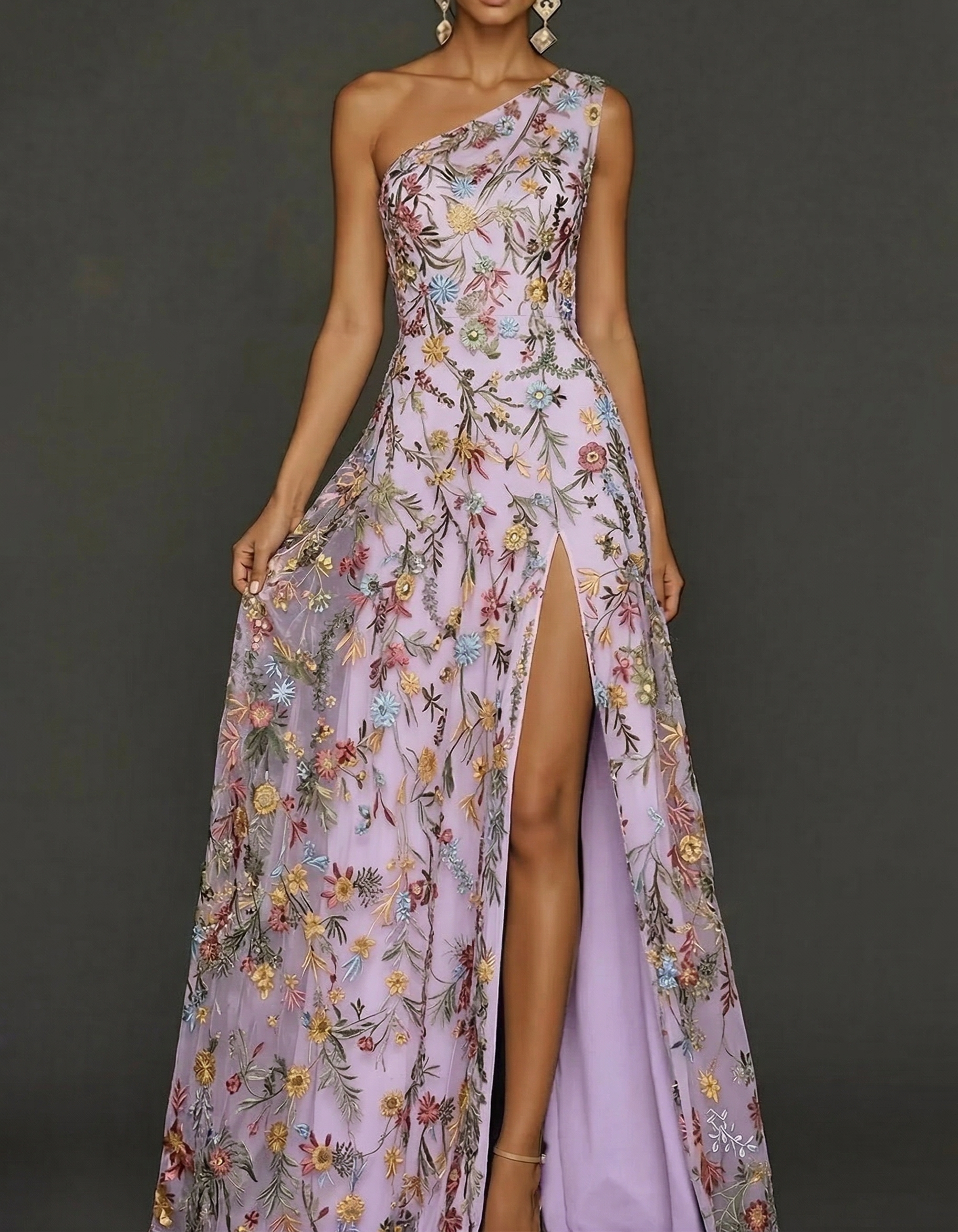 Vestido maxi de chiffon com renda bordada, um ombro só e cintura ajustada