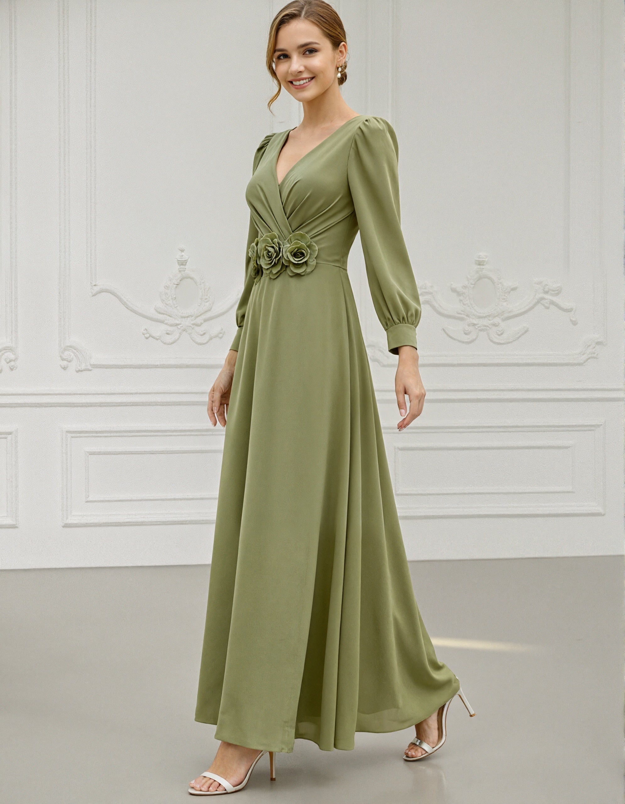 Abito lungo in chiffon verde oliva, a maniche lunghe, con motivo floreale 3D