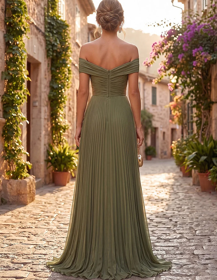 Abito lungo a trapezio in chiffon plissettato verde oliva, con spalle scoperte