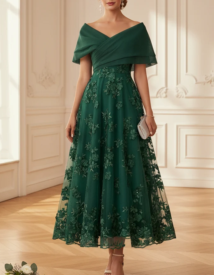 Vestido midi romântico evasé com capa drapeada e decote caído nos ombros