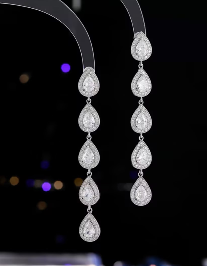 Longues boucles d’oreilles pendantes en halo avec plusieurs gouttes en forme de larme