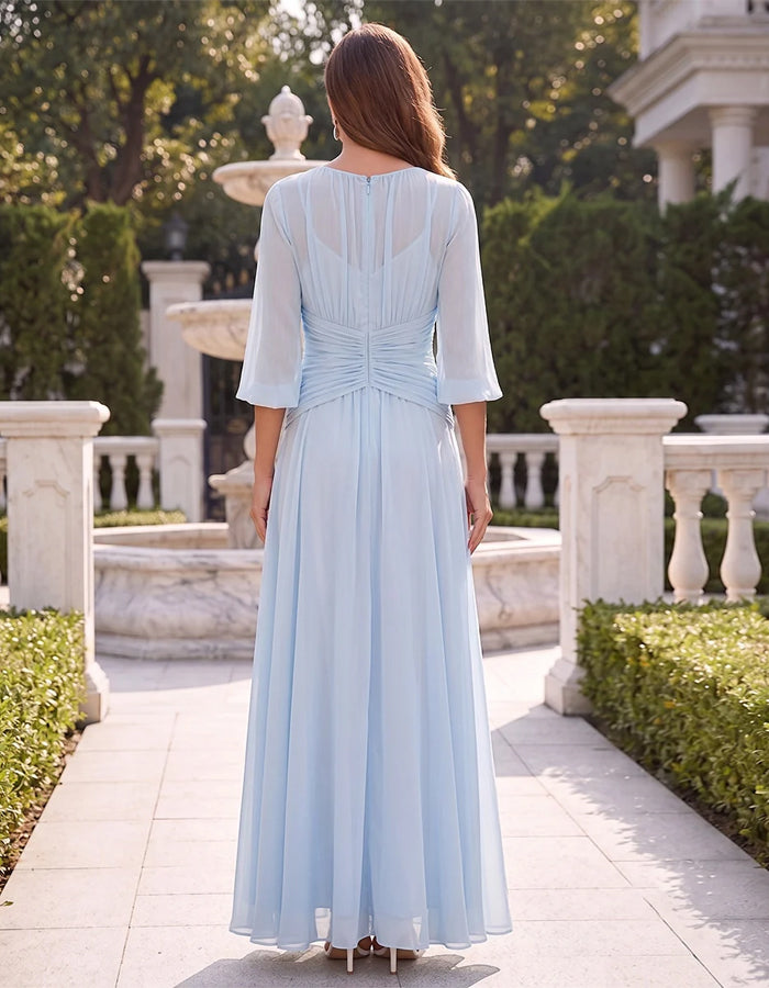 Hellblaues Chiffon-Maxikleid mit Rundhalsausschnitt, Plisseefalten und ausgestellten Dreiviertelärmeln