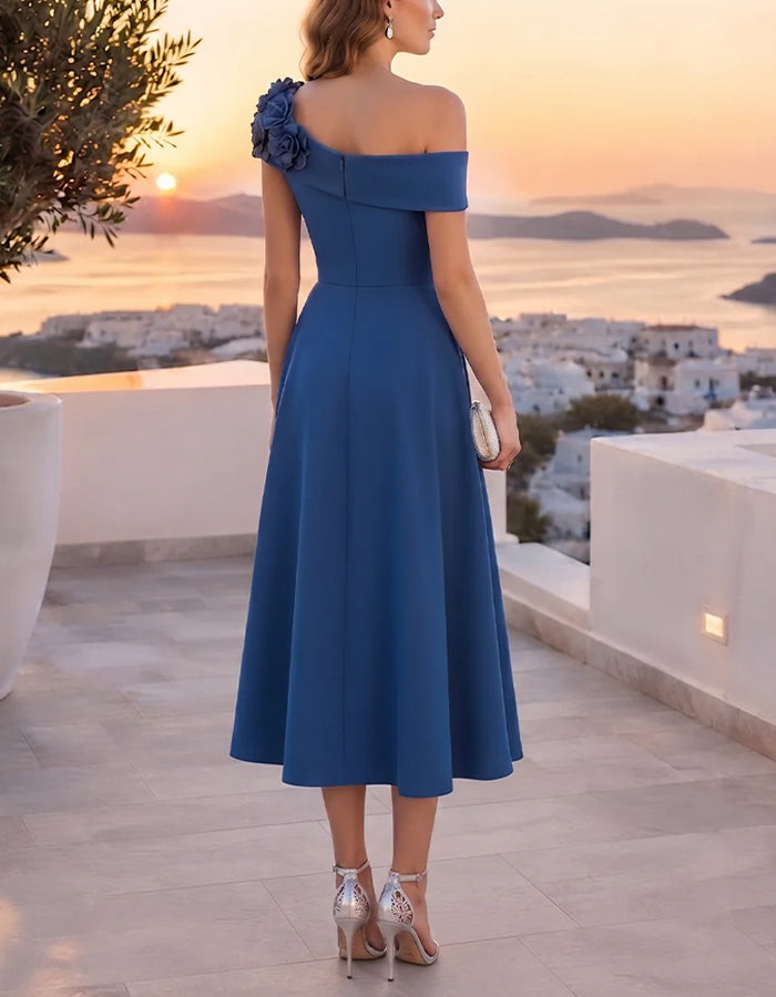 Rochie midi albastră, cu un singur umăr și floare plisată 3D