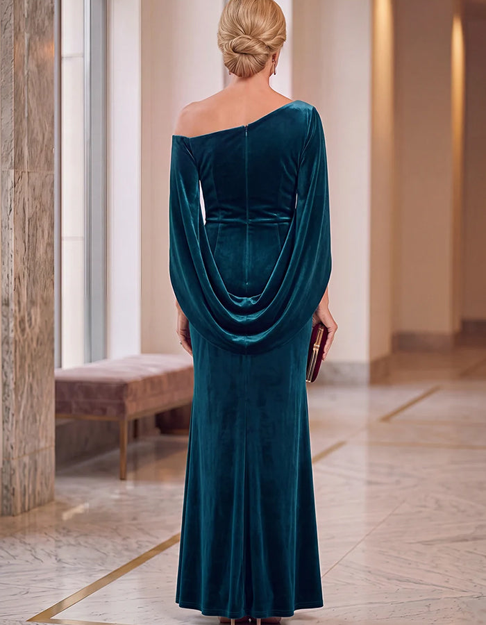 Vestido maxi verde-caçador de veludo, de um ombro só, com drapeado e manga esvoaçante
