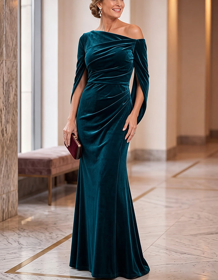 Vestido maxi verde-caçador de veludo, de um ombro só, com drapeado e manga esvoaçante