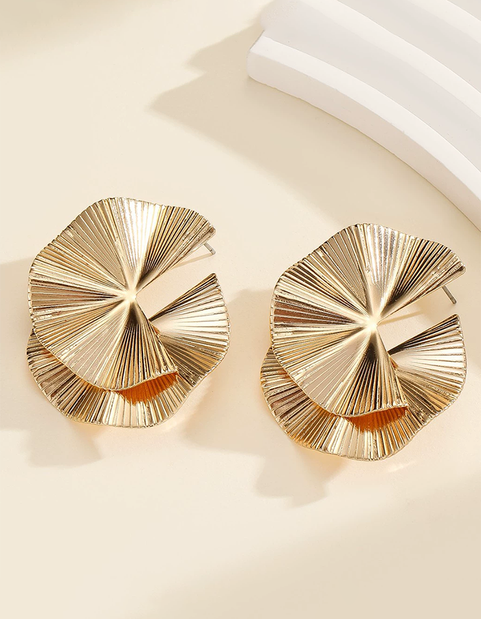 Extravagant Diamond Petal-Shaped Flower Ring